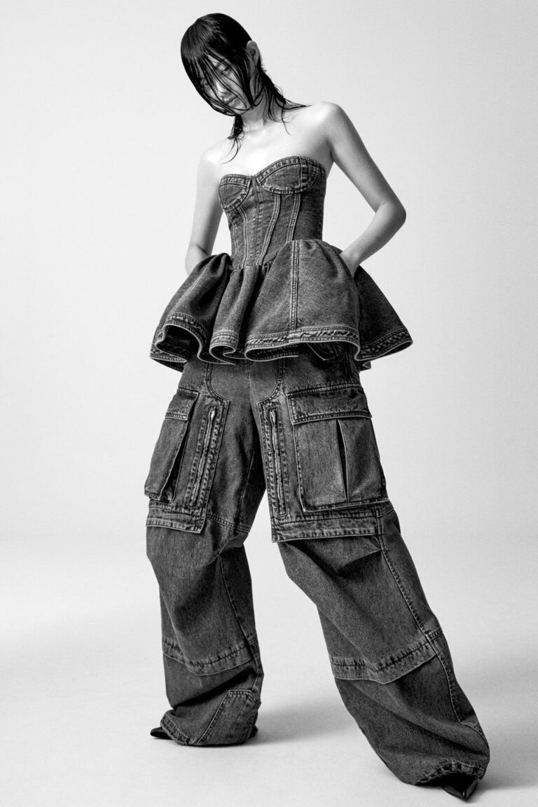 une model habiller dans du jeans au complet, majoritairement lousse