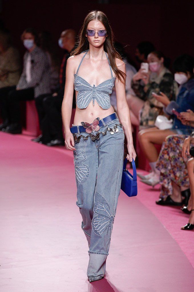 model habiller en jeans, stiletto, top papillon, ceinture bleu et sac bleu